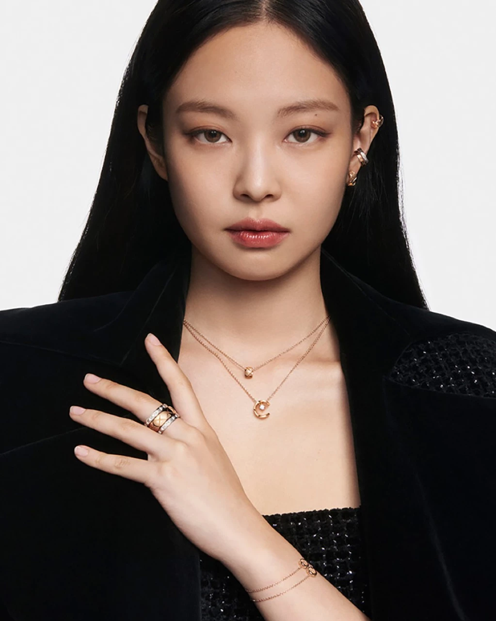 CHANEL presentó su colección de joyería fina Coco Crush 2023 con una campaña protagonizada por Jennie Kim de Blackpink y las actrices Margaret Qualley y Amandla Stenberg