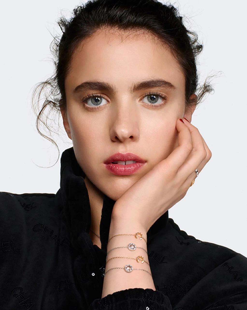CHANEL presentó su colección de joyería fina Coco Crush 2023 con una campaña protagonizada por Jennie Kim de Blackpink y las actrices Margaret Qualley y Amandla Stenberg