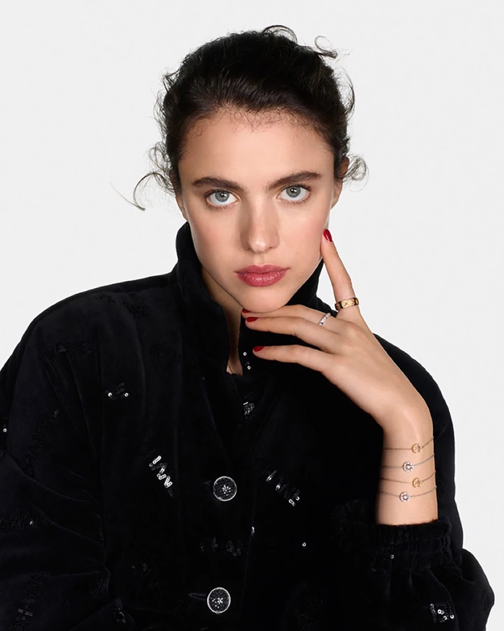 CHANEL presentó su colección de joyería fina Coco Crush 2023 con una campaña protagonizada por Jennie Kim de Blackpink y las actrices Margaret Qualley y Amandla Stenberg