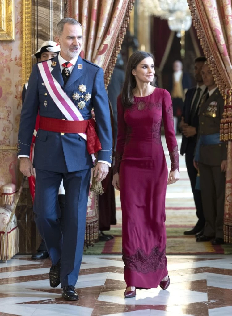 Look Letizia con transparencias