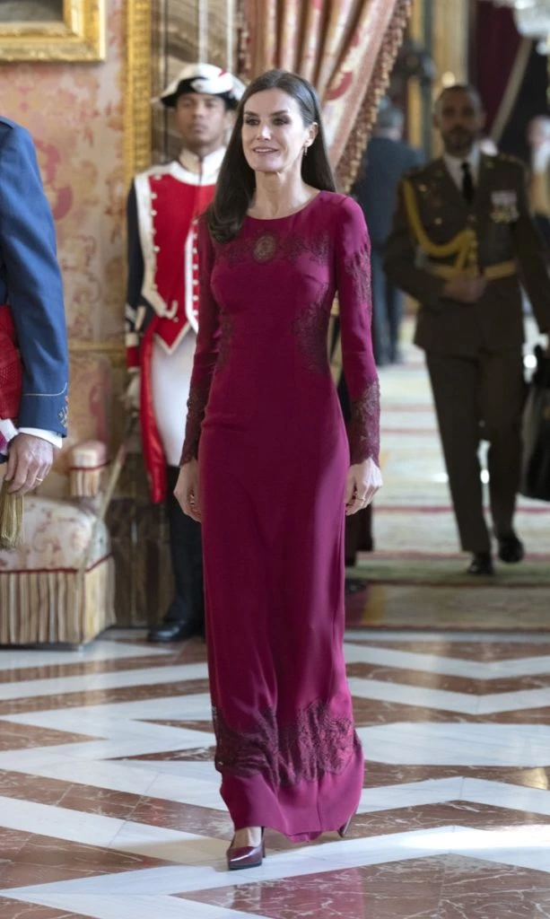 Look Letizia con transparencias