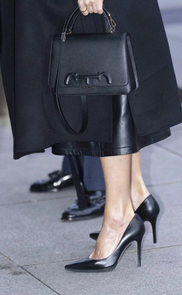 Look Letizia con pollera de cuero