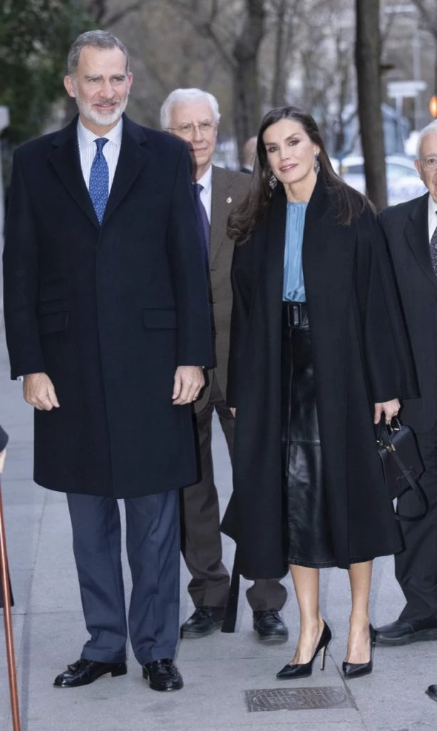 Look Letizia con pollera de cuero