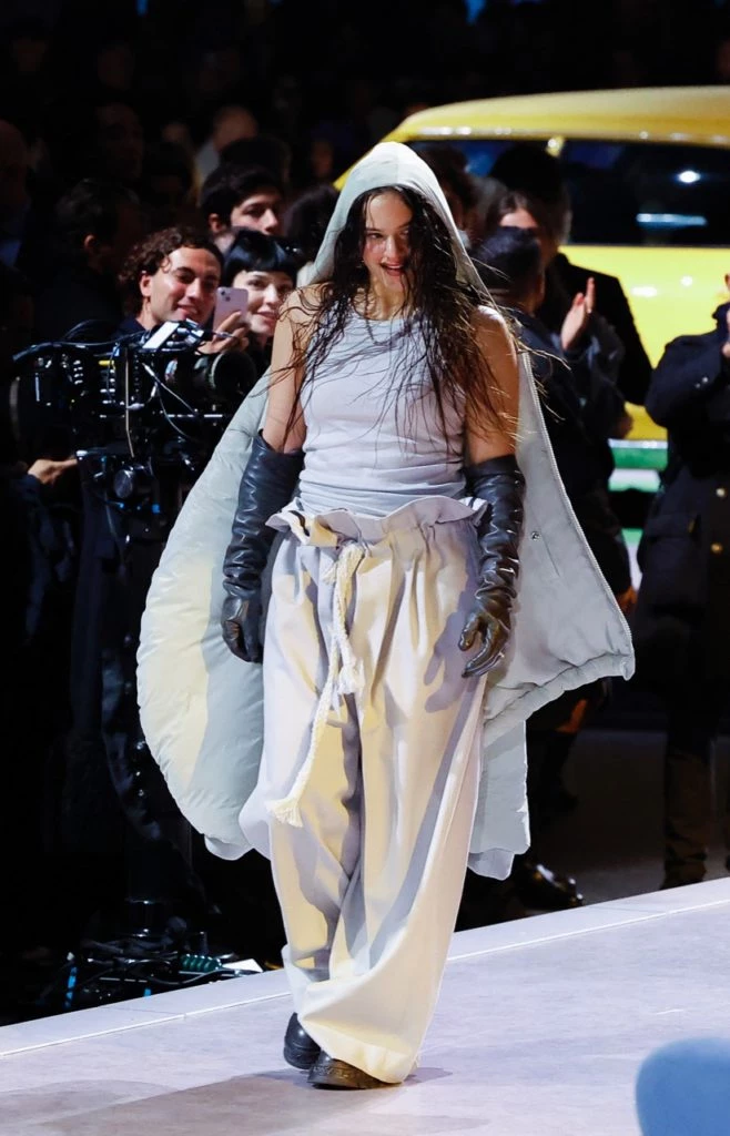 Rosalia cantó en el desfile Louis Vuitton Hombres