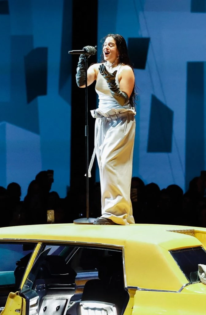 Rosalia cantó en el desfile Louis Vuitton Hombres