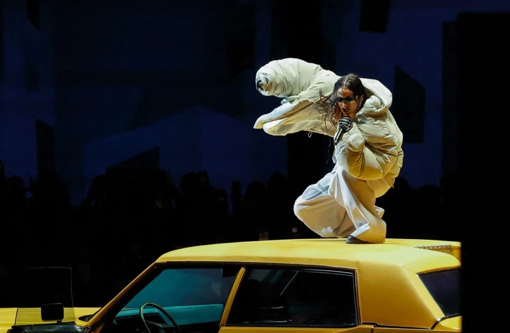 Rosalia cantó en el desfile Louis Vuitton Hombres