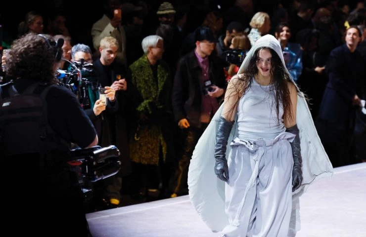 Rosalía revoluciona la pasarela de Louis Vuitton durante la Semana