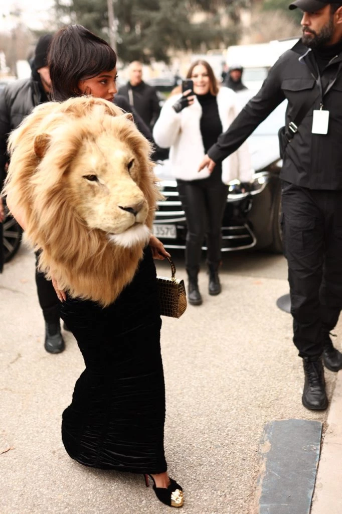 look kylie jenner con cabeza de leon