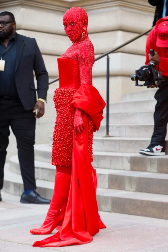 vidriera desfile Schiaparelli