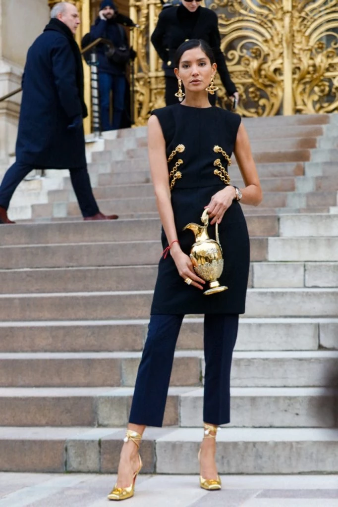 vidriera desfile Schiaparelli