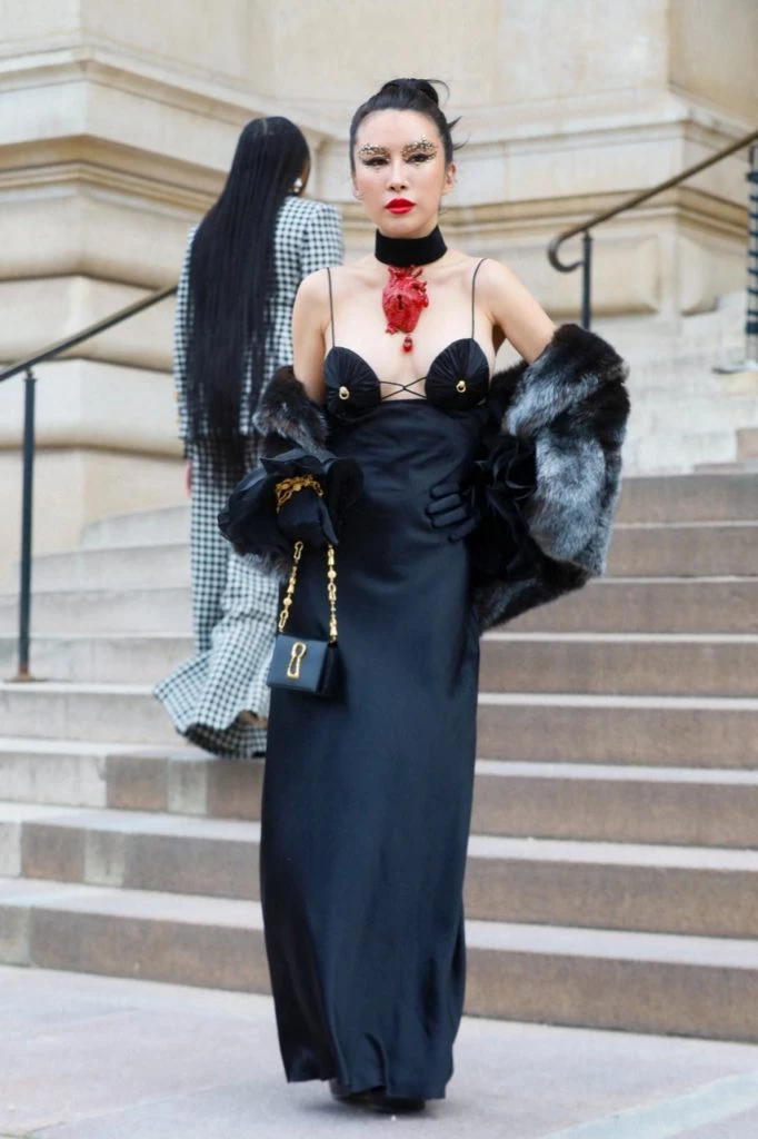 vidriera desfile Schiaparelli