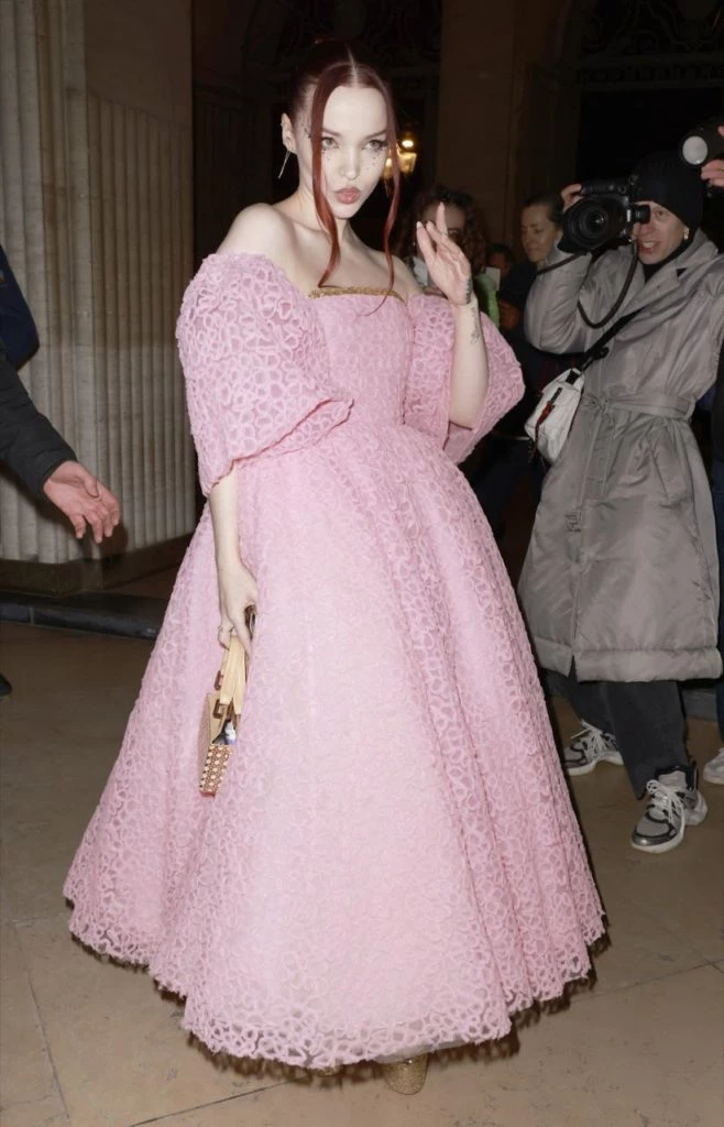 Dove Cameron en el desfile de Giambattista Valli