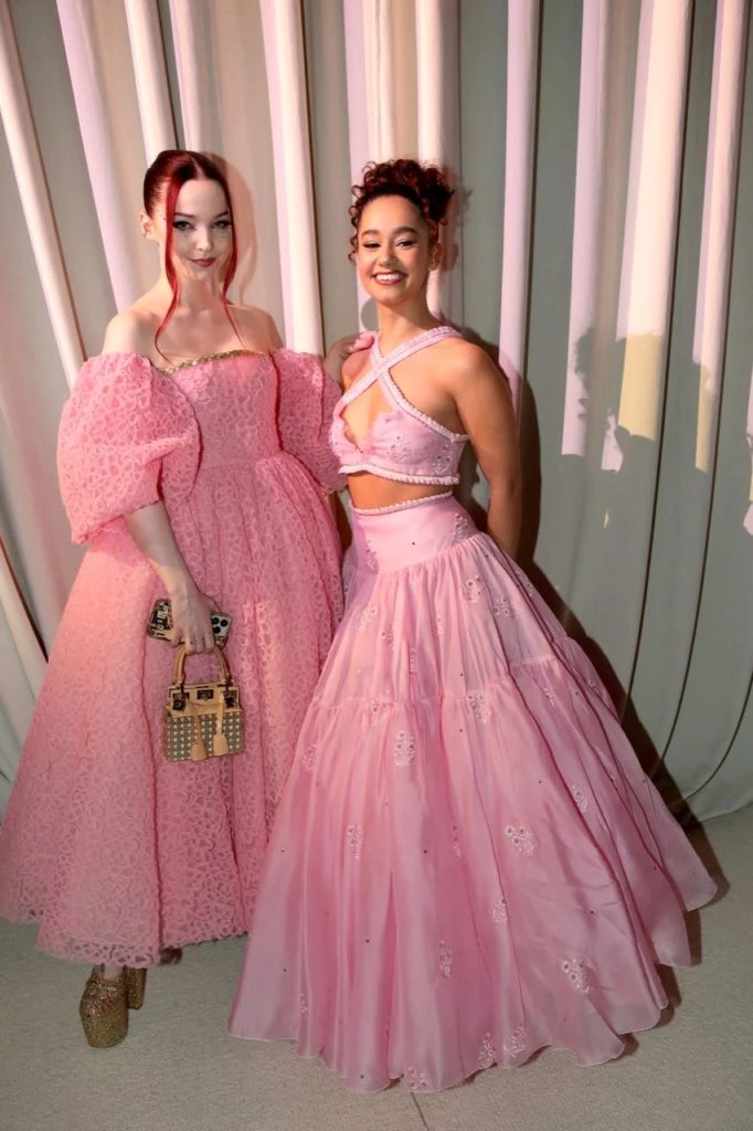 Dove Cameron y Léna Mahfouf