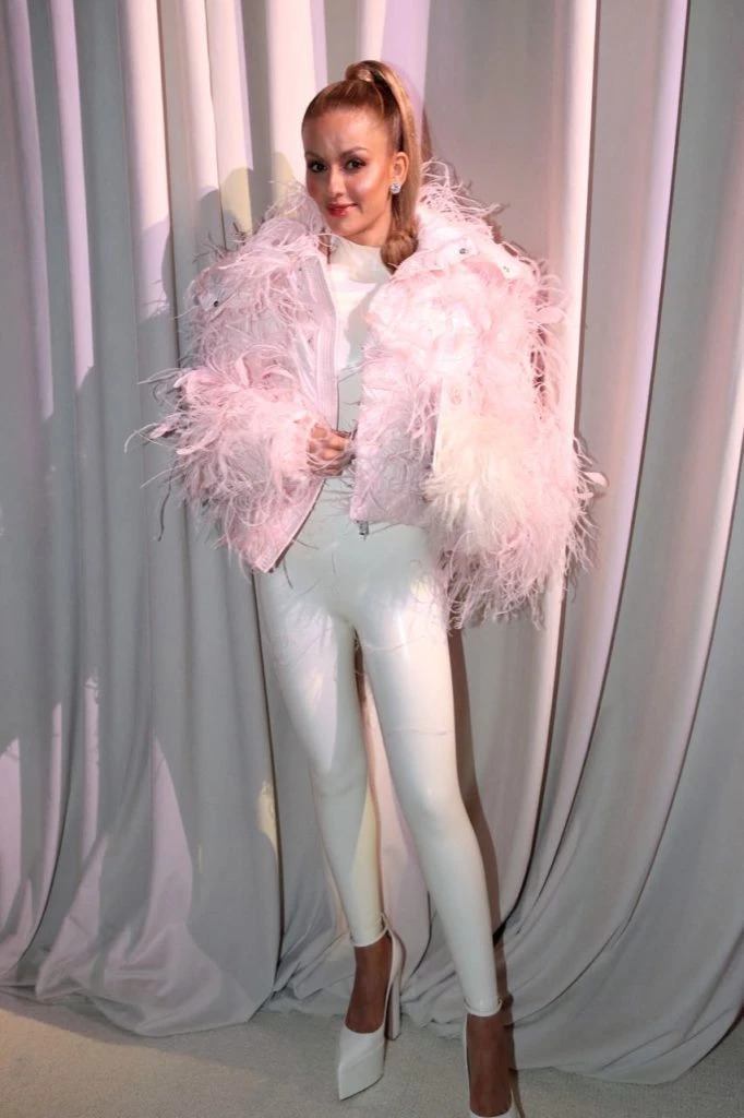 Natasha Poonawalla en el desfile de Giambattista Valli