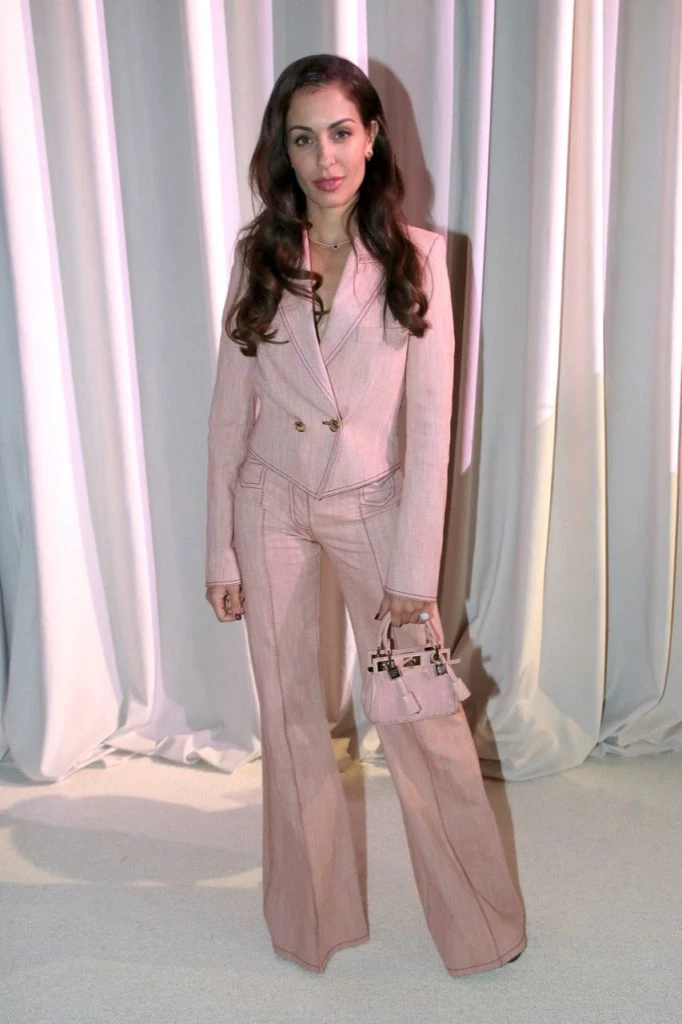 Hiba Abouk en el desfile de Giambattista Valli