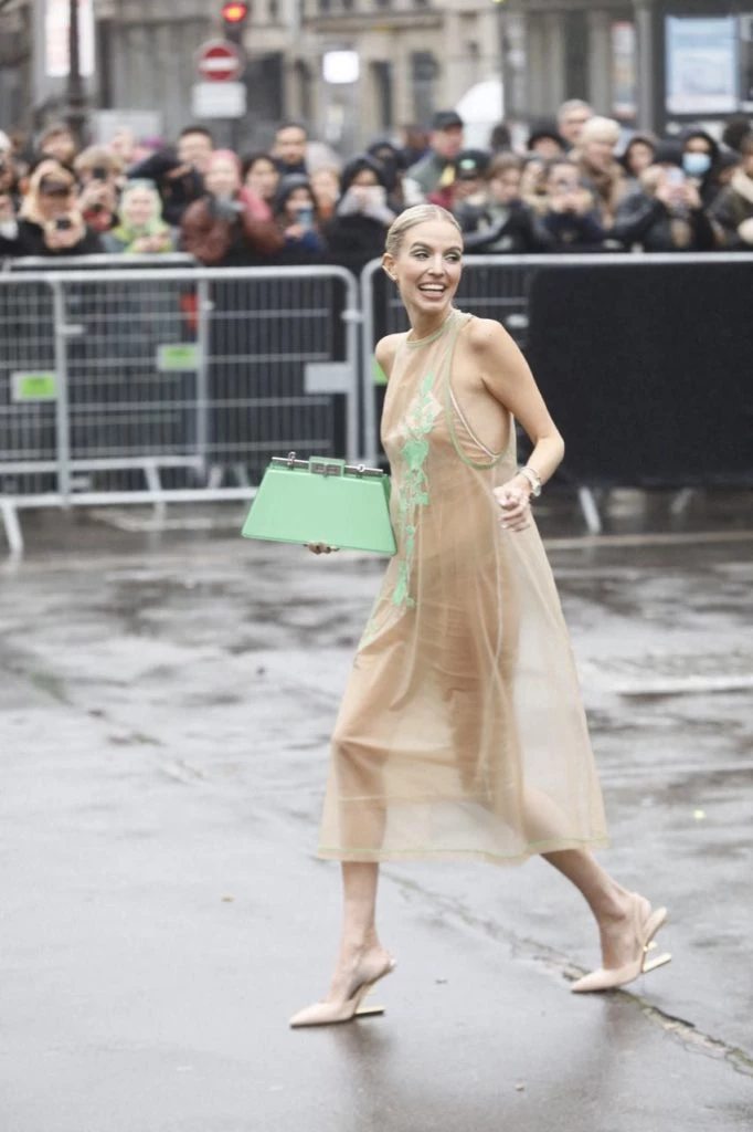 Leonie Hanne en el desfile de Fendi