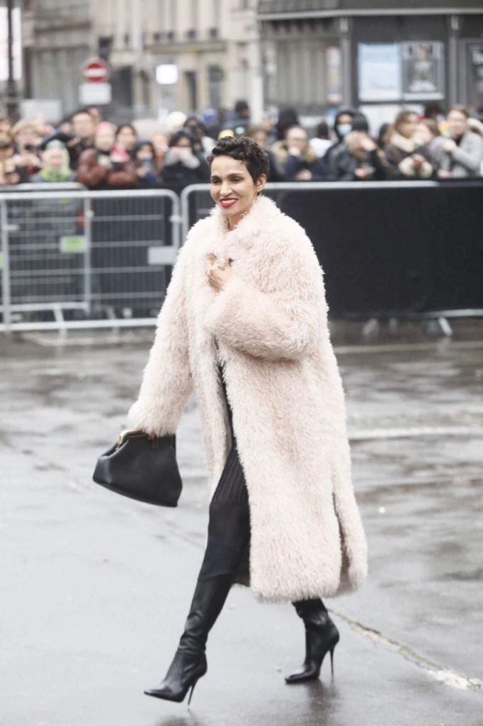 Farida Khelfa en el desfile de Fendi