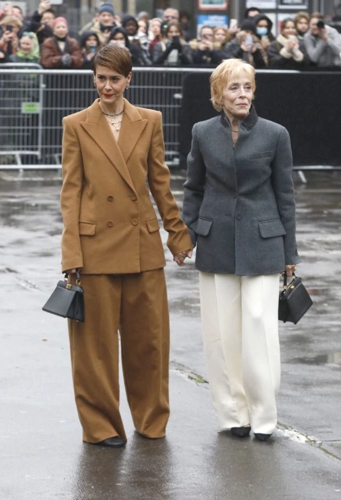 Sarah Paulson y su pareja Holland Taylor en el desfile de Fendi