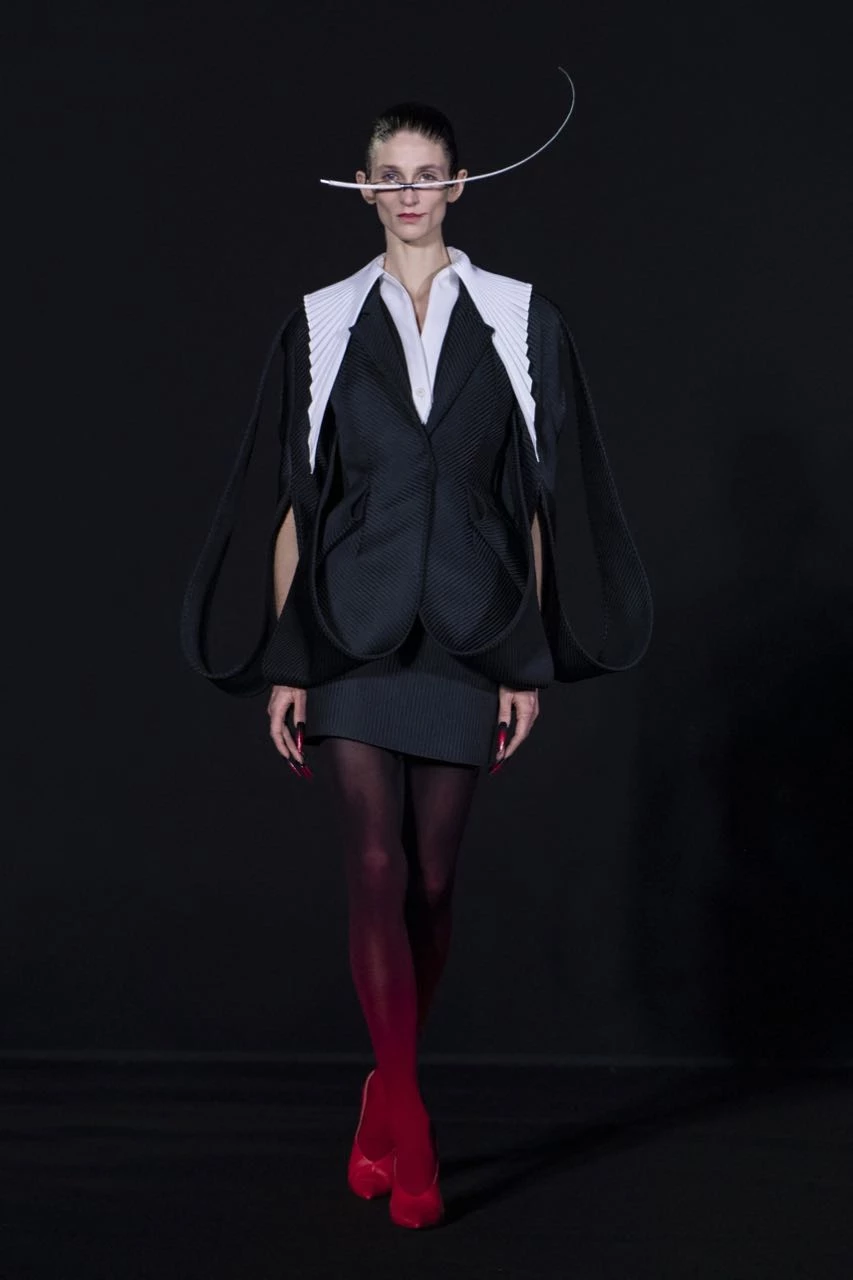 Robert Wun, ganador del último Premio Especial de Andam, un premio para jóvenes talentos, debutó el jueves por la noche en el mundo de la Alta Costura