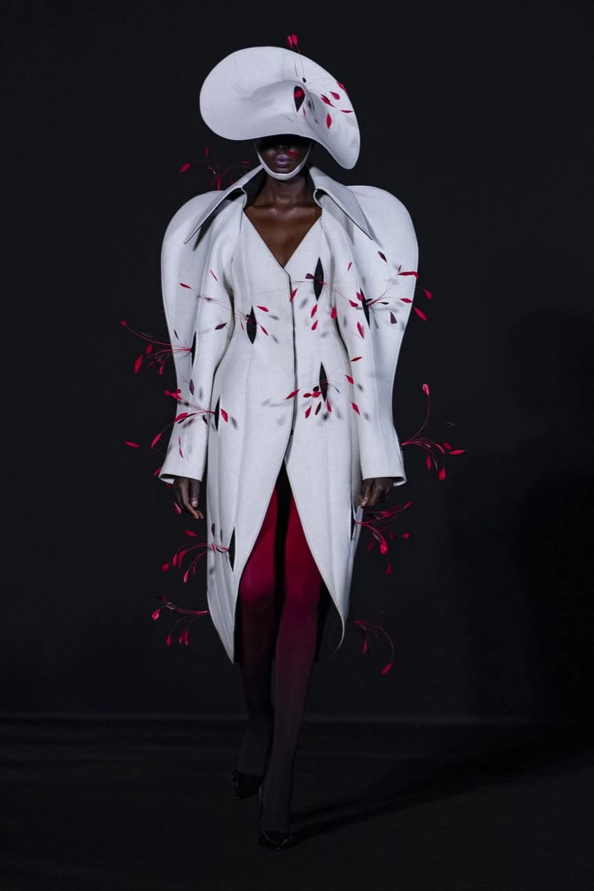 Robert Wun, ganador del último Premio Especial de Andam, un premio para jóvenes talentos, debutó el jueves por la noche en el mundo de la Alta Costura