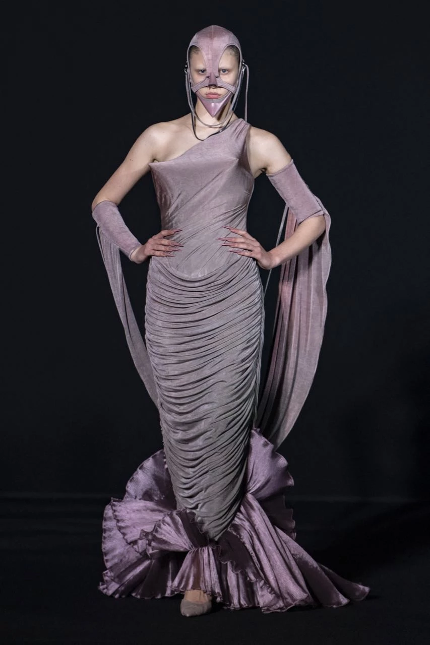 Robert Wun, ganador del último Premio Especial de Andam, un premio para jóvenes talentos, debutó el jueves por la noche en el mundo de la Alta Costura