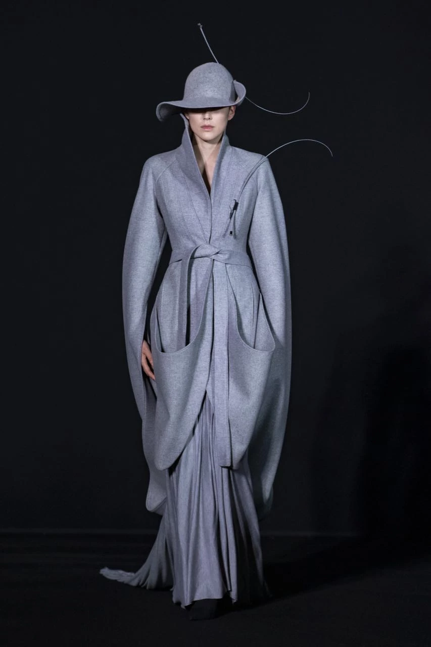 Robert Wun, ganador del último Premio Especial de Andam, un premio para jóvenes talentos, debutó el jueves por la noche en el mundo de la Alta Costura