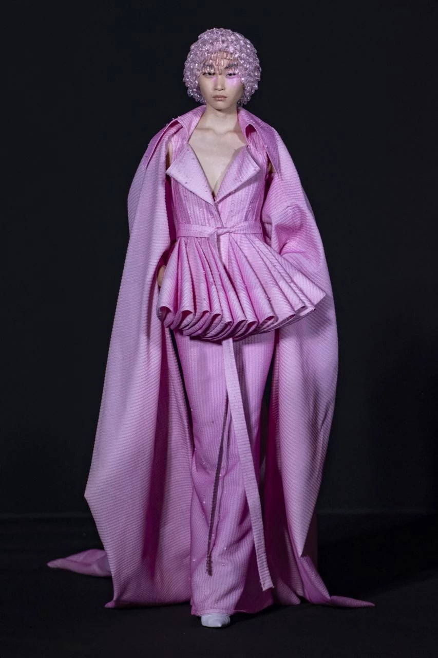 Robert Wun, ganador del último Premio Especial de Andam, un premio para jóvenes talentos, debutó el jueves por la noche en el mundo de la Alta Costura