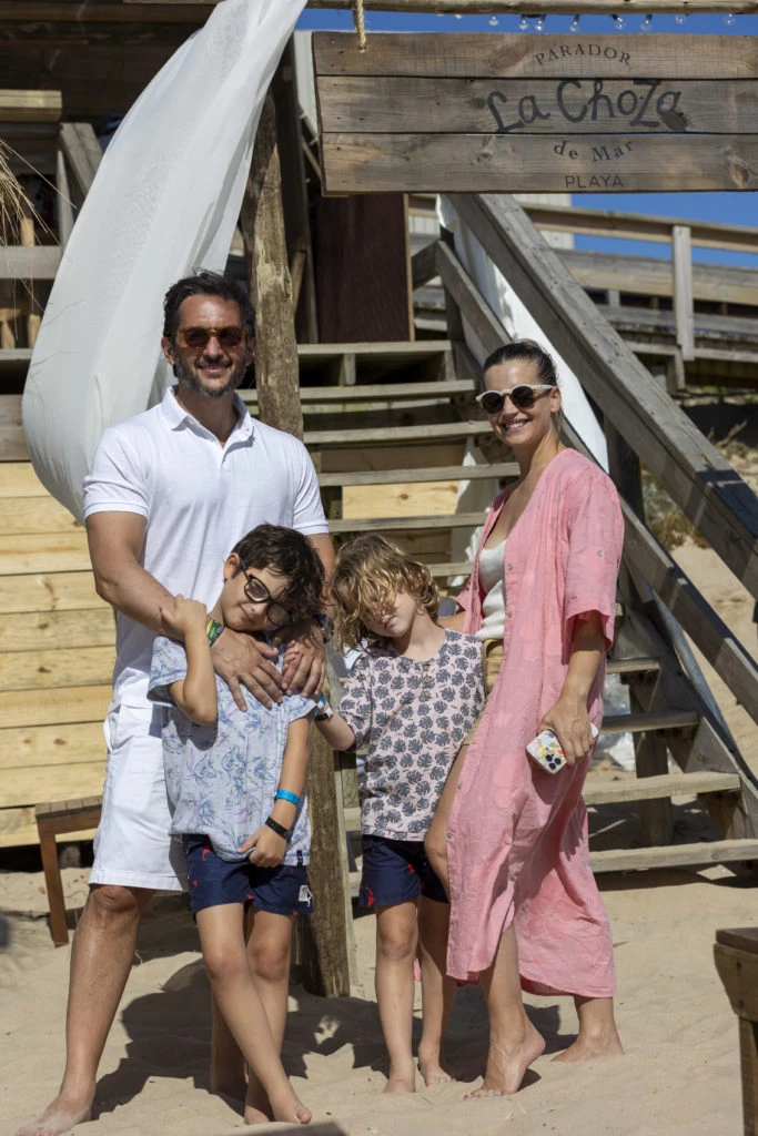 Sabrina Garciarena con su familia en la playa
