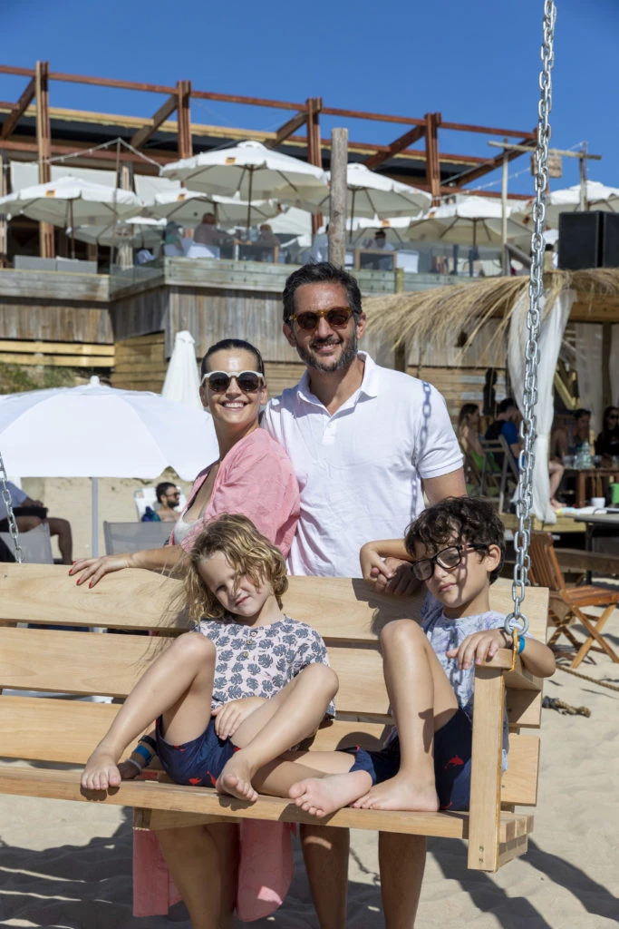 Sabrina Garciarena con su familia en la playa