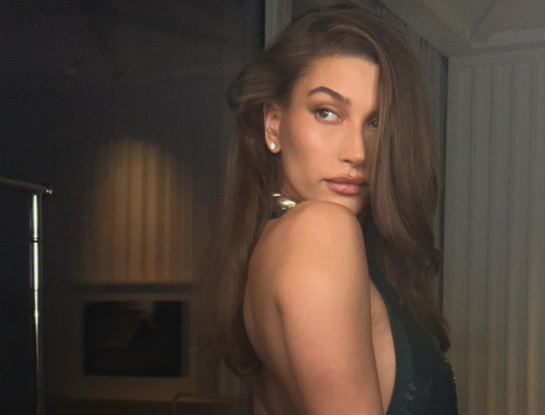 Hailey Bieber se despidió de su look anterior y adoptó el corte ideal para pelo fino
