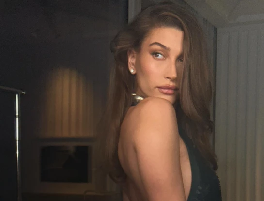 Hailey Bieber se despidió de su look anterior y adoptó el corte ideal para pelo fino