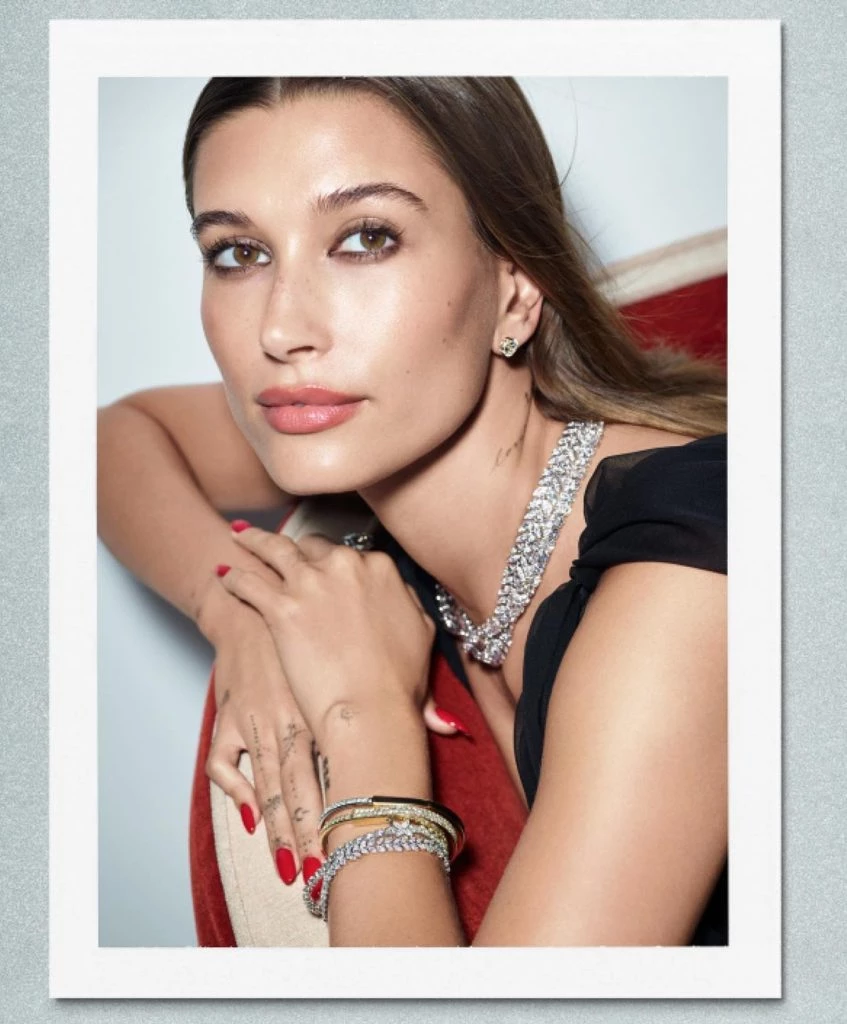 Hailey Bieber prefiere un makeup en tonos nude y bien natural