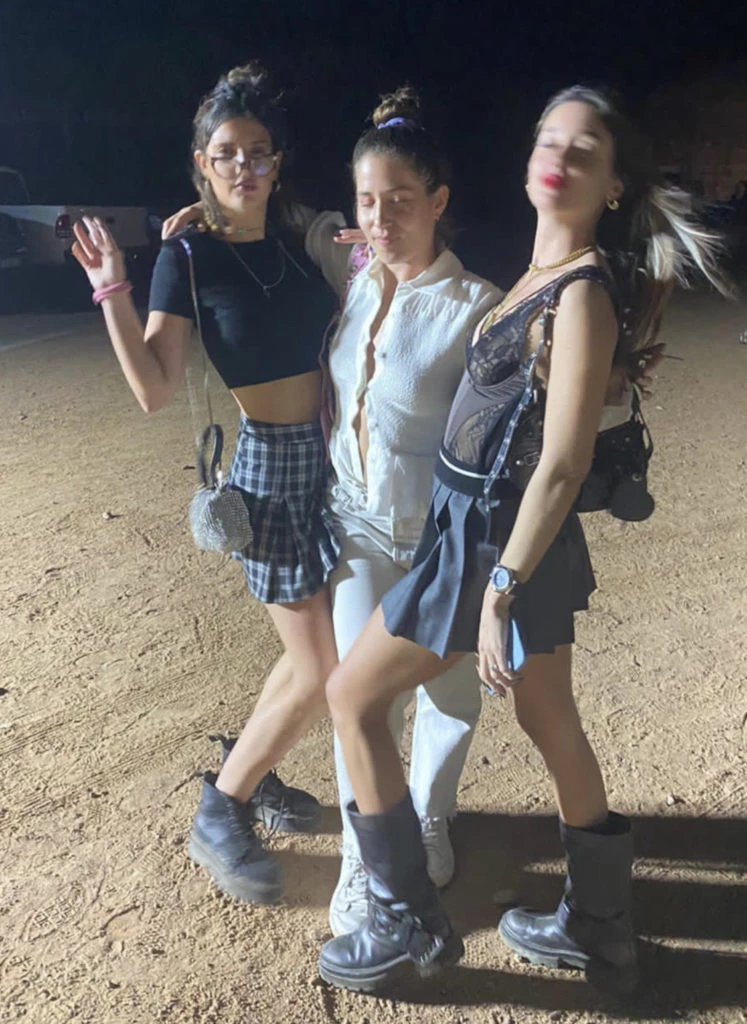 Lucía Celasco con amigas, lucio un atuendo muy trendy para comenzar el año. . Foto: Instagram.