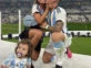 Agustina Gandolfo y Lautaro Martínez junto a su hija celebrando la consagración de Argentina en el Mundial