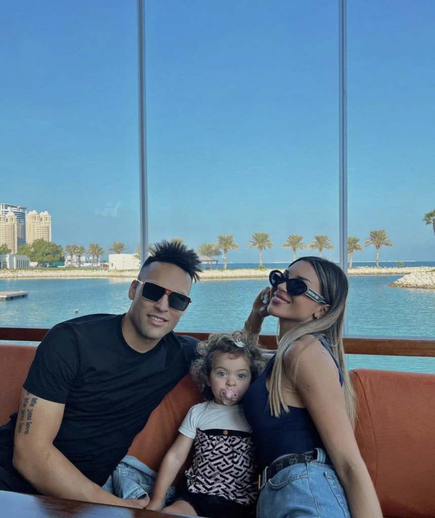 Agustina Gandolfo y Lautaro Martínez junto a su hija en Qatar