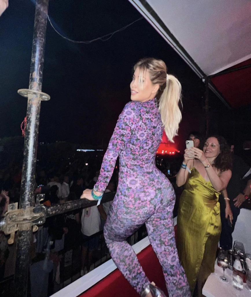 Wanda Nara lució un catsuit floreado en el show de David Guetta