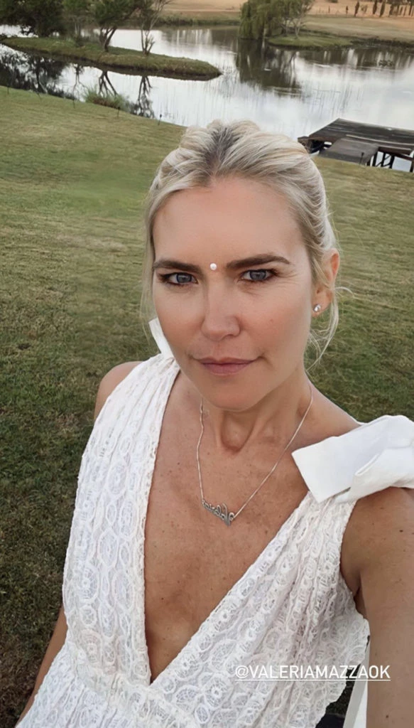 Valeria Mazza lució un vestido blanco en la noche de Punta del Este