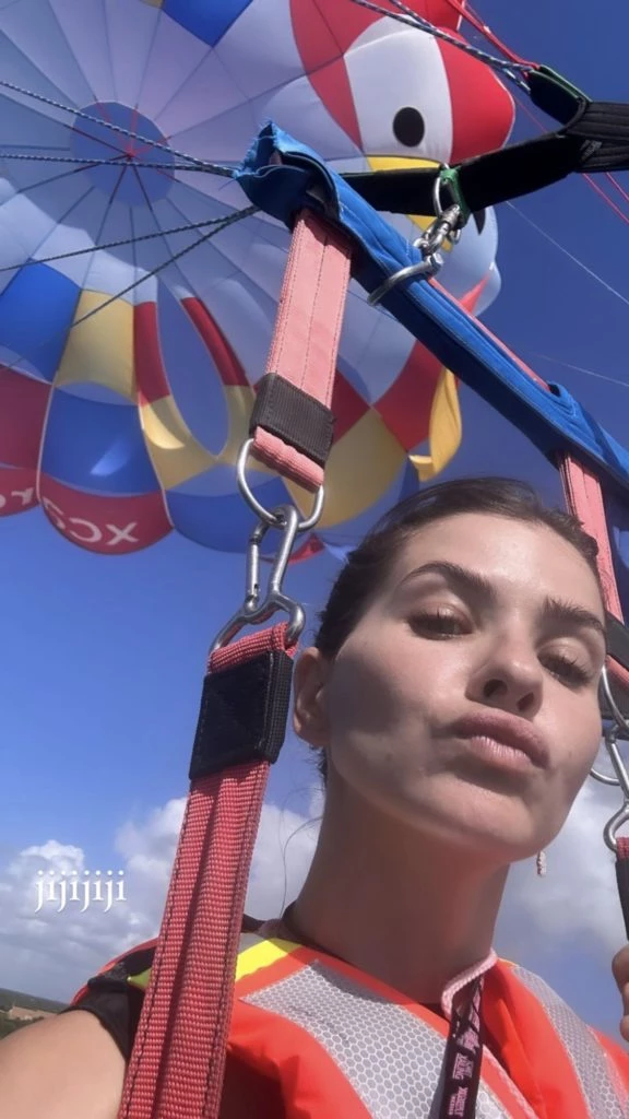 La China se animó a subirse a un parapente para ver la ciudad desde el aire. Foto: Instagram.