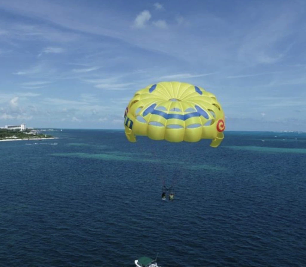 La China se animó a subirse a un parapente para ver la ciudad desde el aire