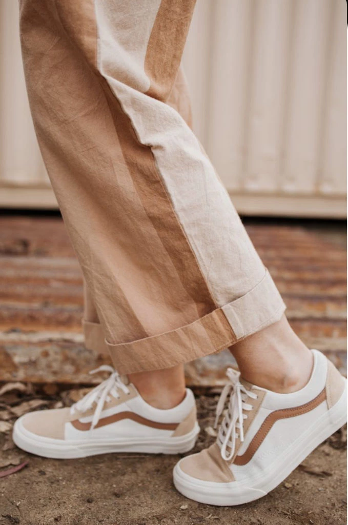 Las zapatillas siguen pisando fuerte aún en la playa. Foto: Pinterest.