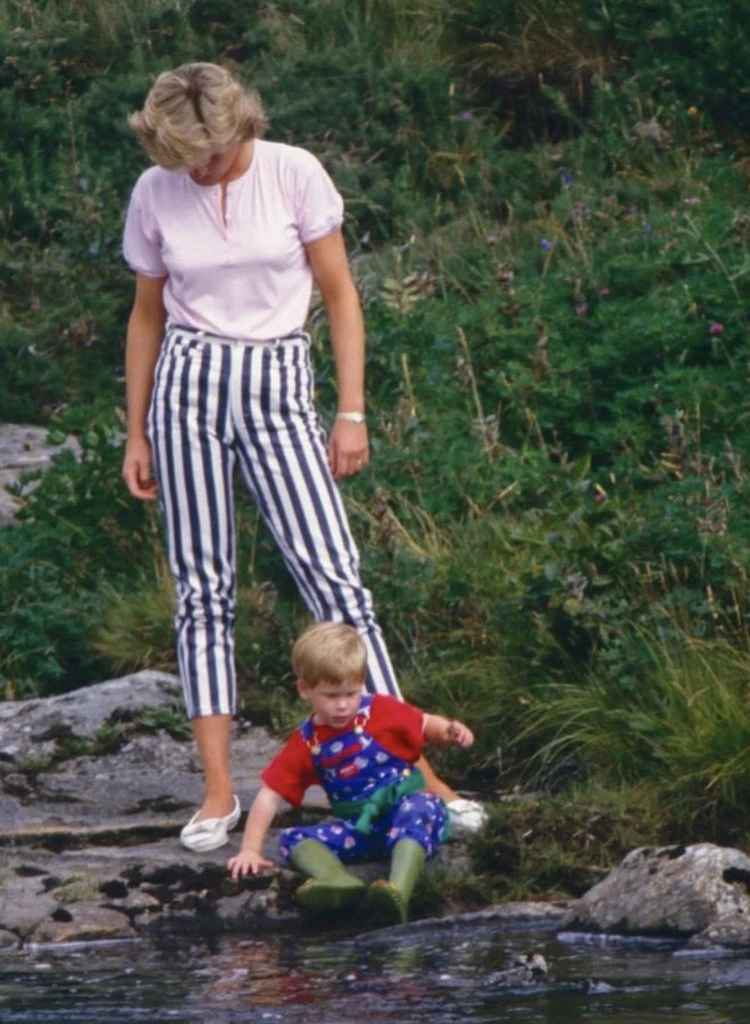 Harry jugando con Lady Di. Foto: Instagram.