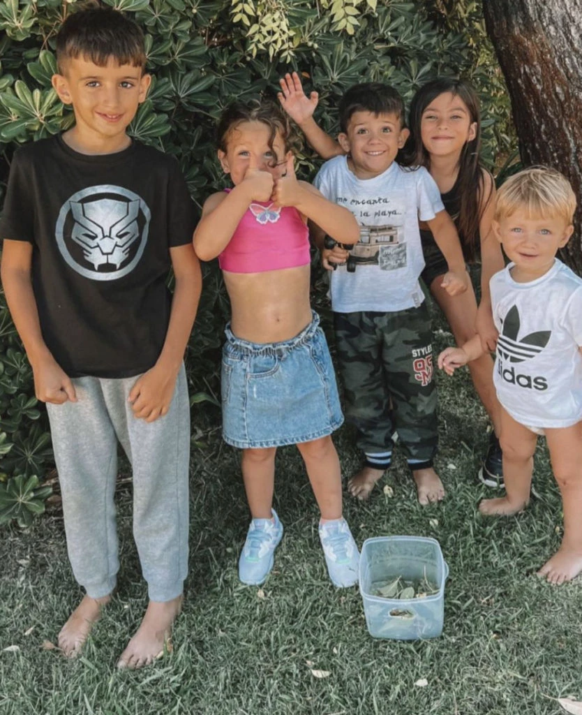 Francesca usó una min de jean y un top rosa para jugar con sus amiguitos. Foto: Instagram.