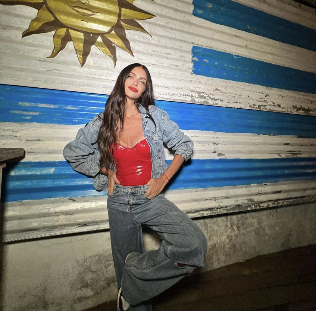 Zaira Nara impactó con un nuevo look en un evento en Uruguay.