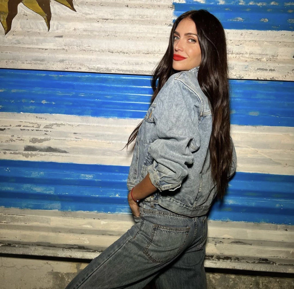 Zaira Nara impactó con un nuevo look en un evento en Uruguay.