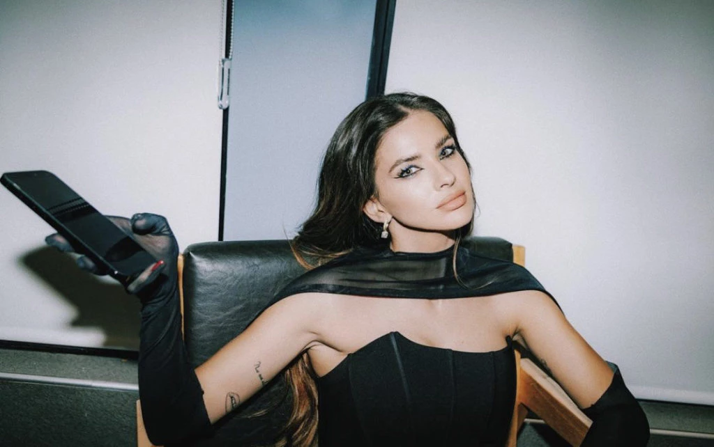 La China Suárez lució un look gótico chic para acompañar a Rusherking al estreno de su nuevo video. Foto: Instagram