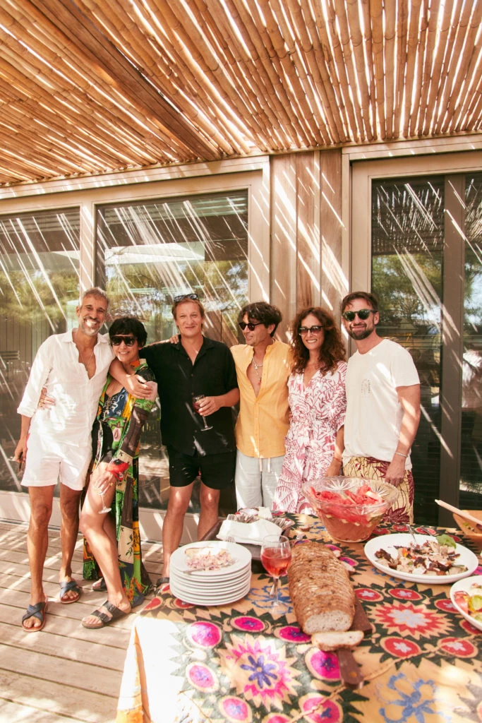 Juan Parodi, Julieta Lopez Acosta, Vicente Grondona, Wally Diamante, Abril Pereyra Lucena y José Pereyra Lucena en el almuerzo de Piccolo Banfi en Punta