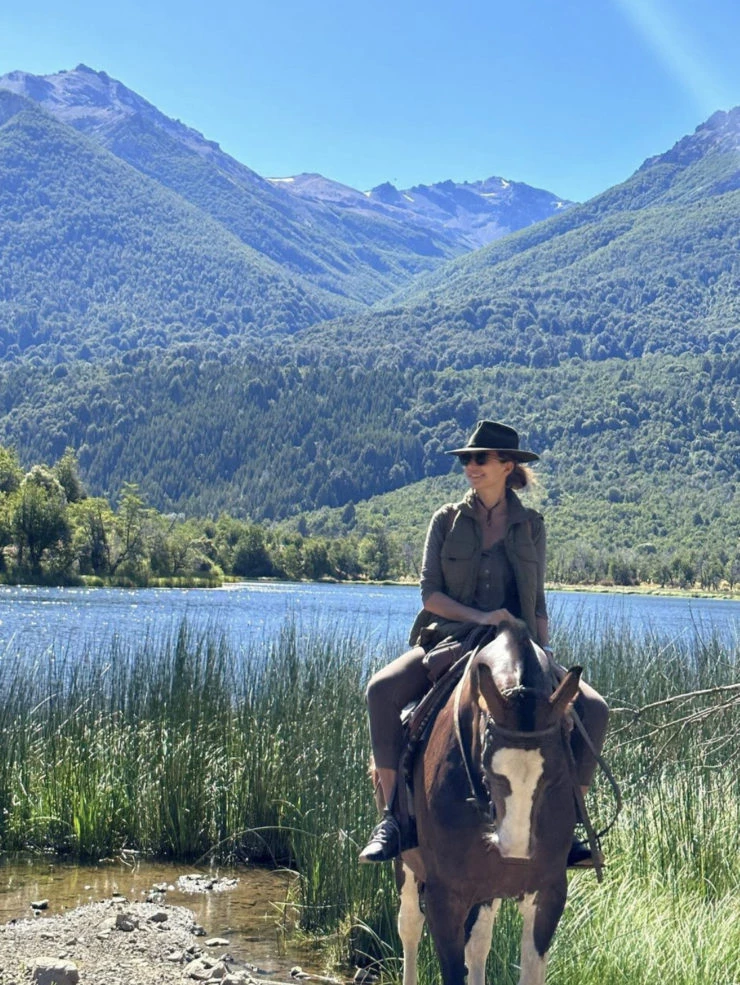 Así es el look monocromático que usó Juliana Awada para cabalgar por la  Patagonia – Revista Para Ti