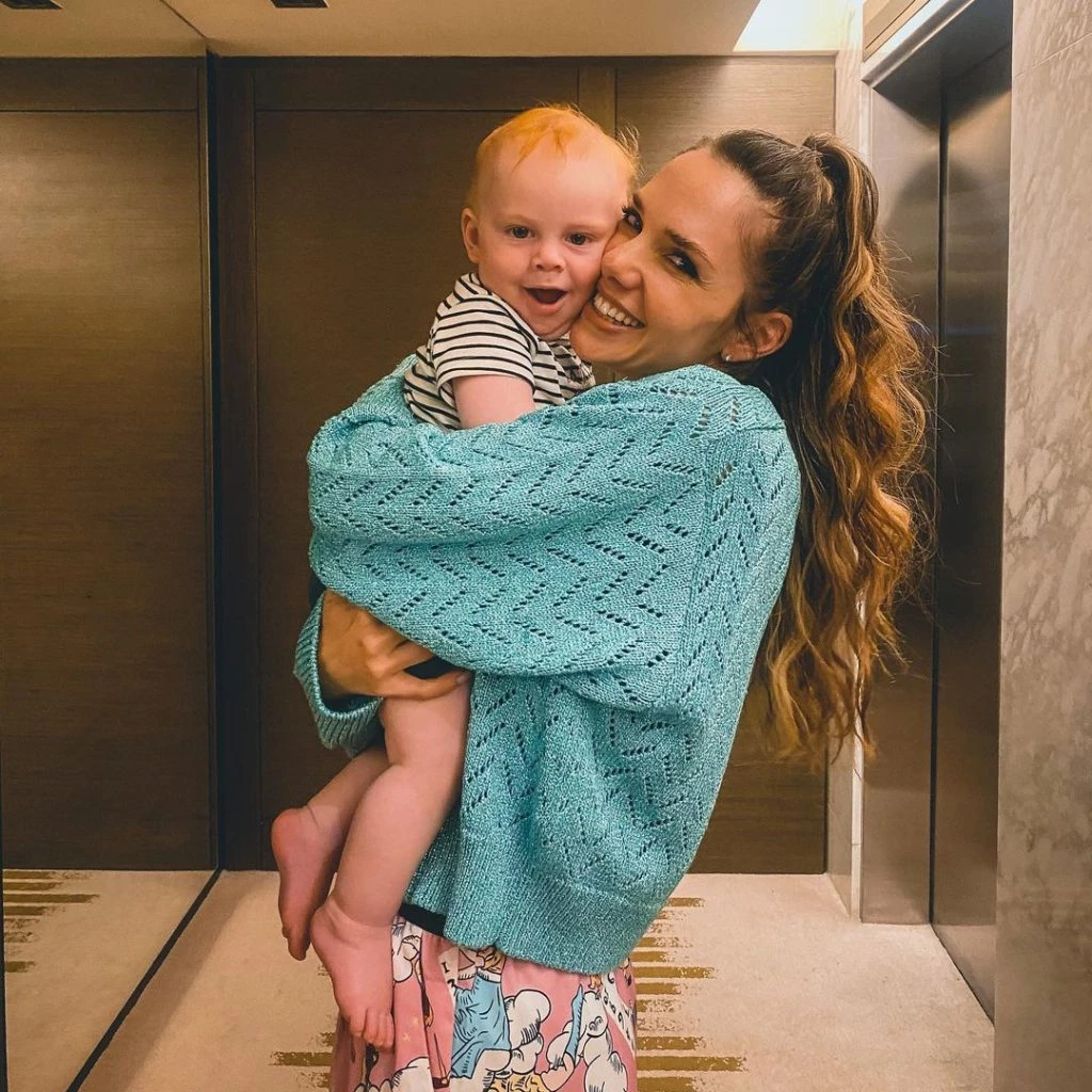 Julieta Nair Calvo junto a su hijo Valentino