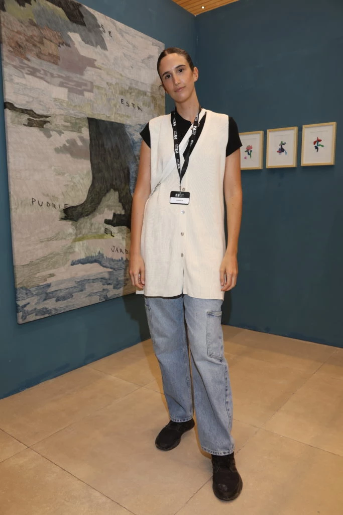 La artista Azul Van Peborgh en la galería La Pecera en la novena edición de la feria internacional Este Arte