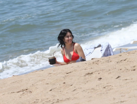 Lali Espósito cuida su pelo en la playa mientras veranea en Punta del Este